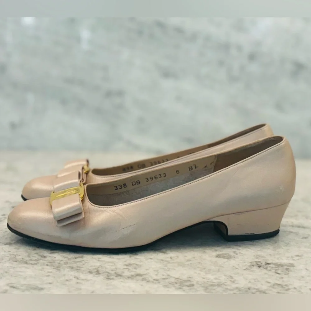 Salvatore Ferragamo Vara Bow Heels in soft pink oyster, size 6B - Picture 9 of 13